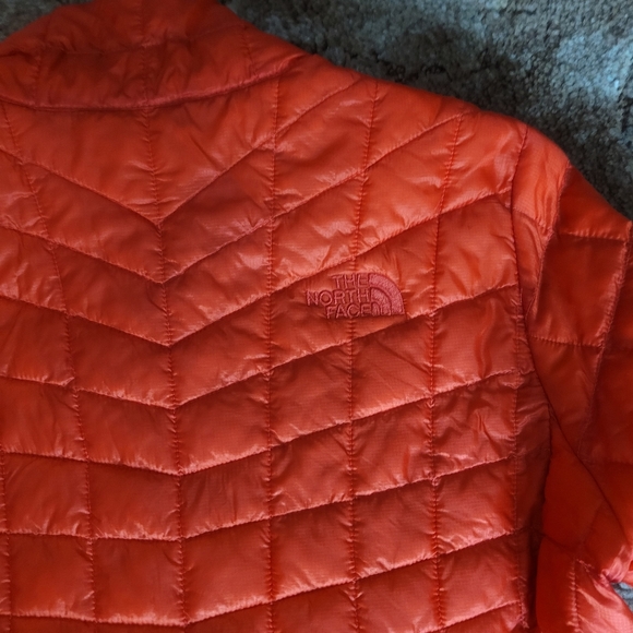 The North Face Women's Trekker Thermoball Jacket - Packable - Picture 4 of 6